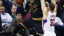 Aksi pemain Cleveland Cavaliers, LeBron James #23 mengamankan bola sebelum out saat dihadang pemain Los Angeles Clippers, Blake Griffin #32 pada laga NBA 2016-2017 di Quicken Loans Arena, (1/11/2016). (AP/Ron Schwane)