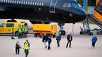 Para penumpang yang dievakuasi dari kapal pesiar MV Hondius, diduga terjangkit hantavirus, tiba di bandara Eindhoven, Belanda, Minggu 10 Mei 2026. Puluhan penumpang dan awak kapal pesiar MV Hondius telah dievakuasi dari Tenerife, Kepulauan Canary, Spanyol. (AP Photo/Peter Dejong)