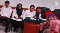 Tiga terdakwa kasus dugaan penipuan First Travel mendengarkan keterangan saksi di Pengadilan Negeri Depok, Jawa Barat, Senin (19/3). Sidang digelar dengan agenda mendengarkan keterangan 13 orang saksi. (Liputan6.com/Immanuel Antonius)