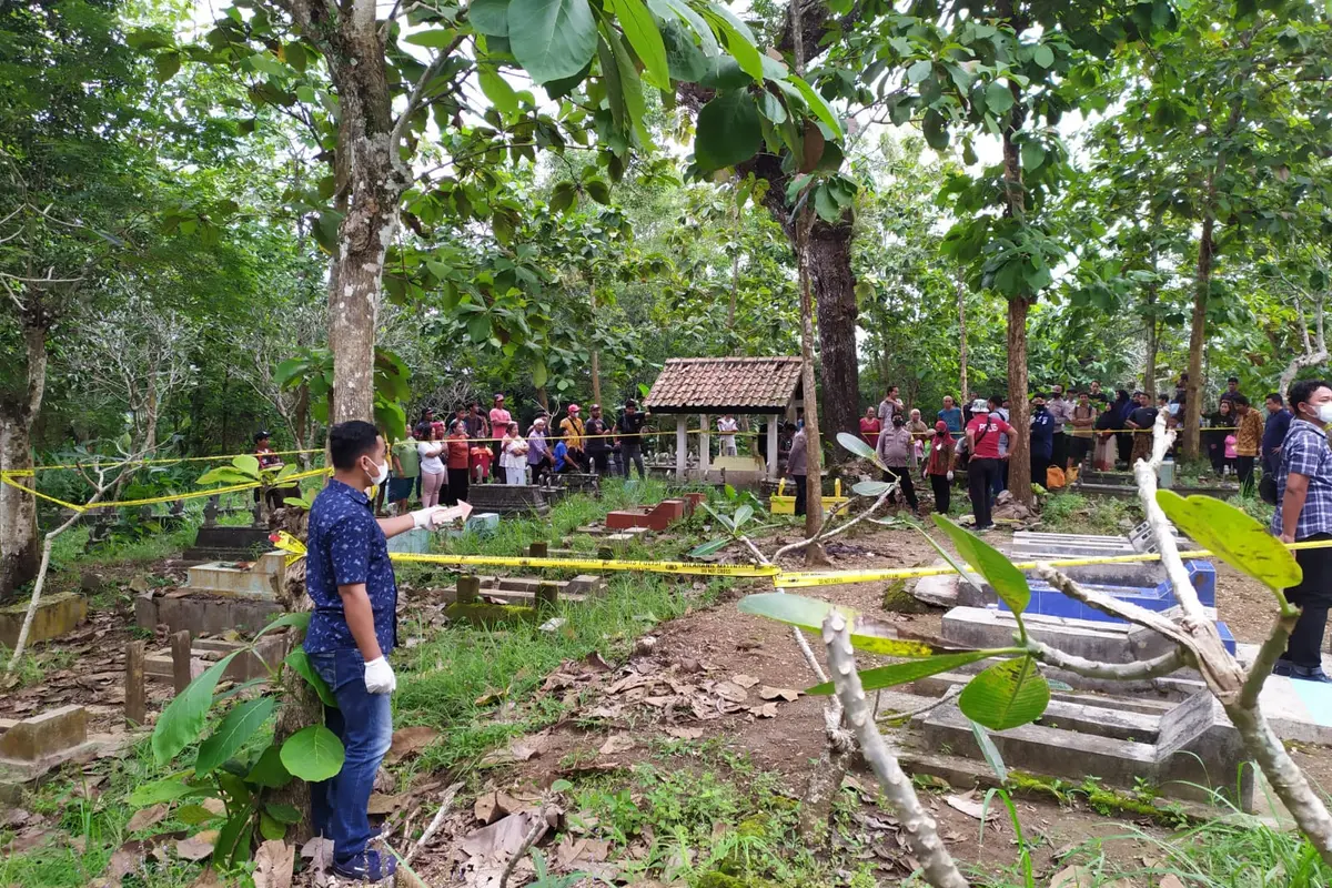 Geger temuan jasad bayi terbungkus jilbab di tengah makan di Kebumen, Jateng. (Foto: Liputan6.com/Humas Polres Kebumen)