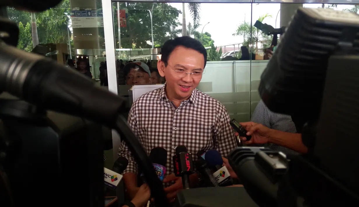 Ahok menyampaikan bahwa banyak orang yang menyayangi Jupe, termasuk untuk menghimbau Jupe agar tak mengkhawatirkan soal biaya. Menurut Ahok para sahabat Jupe sudah memikirkannya dan melakukan penggalangan dana. (Nurwahyunan/Bintang.com)