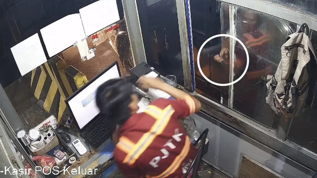 Tangkapan layar rekaman CCTV detik-detik pegawai tiket parkir ASDP Bakauheni ditodong senjata api. Foto : (Istimewa).