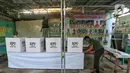 Beragam keperluan pemilu 2024 mulai dipasang dan diatur tata letaknya. (Liputan6.com/Angga Yuniar)