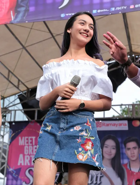 Sembilan tahun  menekuni dunia entertainment, ia baru pertama kalinya merasakan banyaknya penggemar yang hingga membludak. Area depan mall yang tak bisa menampung penggemar, membludak sampai ke trotoar pinggir jalan. (Adrian Putra/Bintang.com)