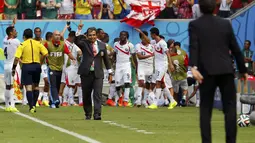 Pelatih Kosta Rika, Jorge Luis Pinto (menunjuk ke atas) ikut merayakan gol yang dicetak Bryan Ruiz saat berlaga di babak penyisihan Piala Dunia 2014 Grup D di Stadion Pernambuco, Recife, Brasil, (20/6/2014). (REUTERS/Yves Herman)