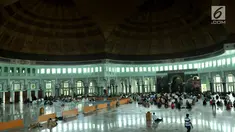 Suasana di dalam Masjid Raya Al-A'zhom saat Ramadan, Tangerang, Selasa (30/5) Masjid ini memiliki desain yang unik dengan lima kubah besar yang menjadi ciri khasnya. (Liputan6.com/Helmi Afandi)
