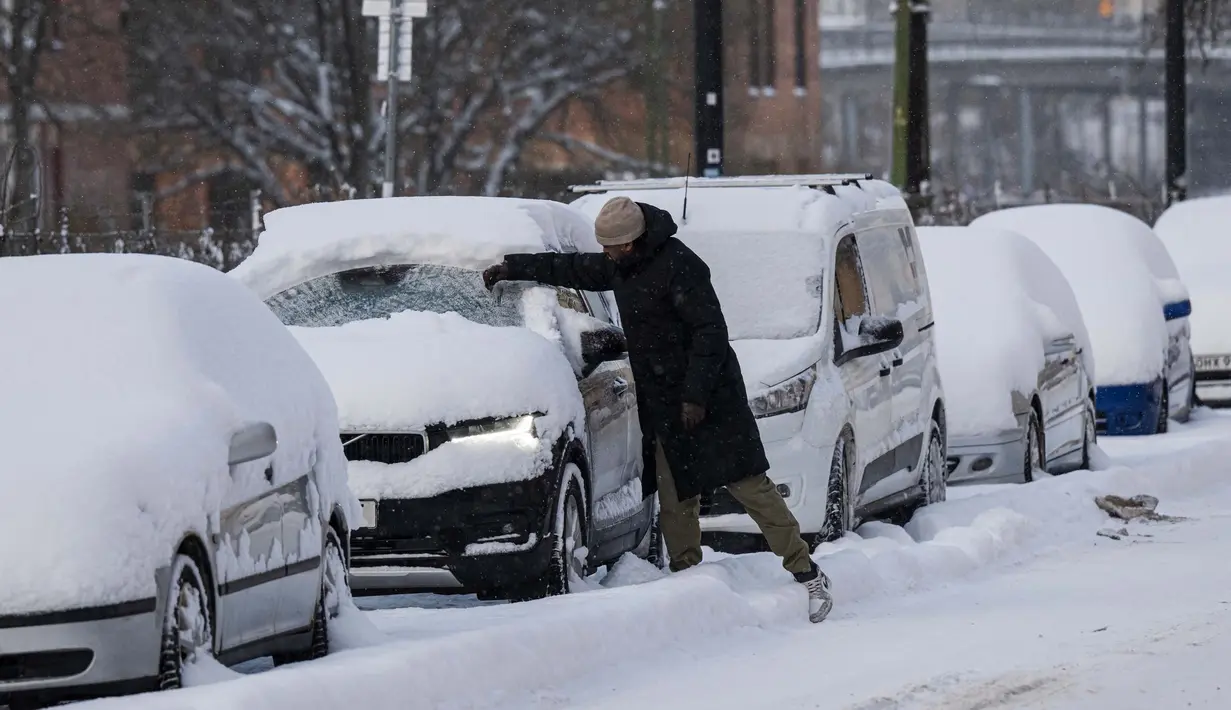 Suhu dingin serendah -44,6 derajat celcius diukur hari ini di sebelah perbatasan Finlandia di stasiun cuaca Karesuando yang terletak di Lapland, Swedia. (Jonathan NACKSTRAND/AFP)