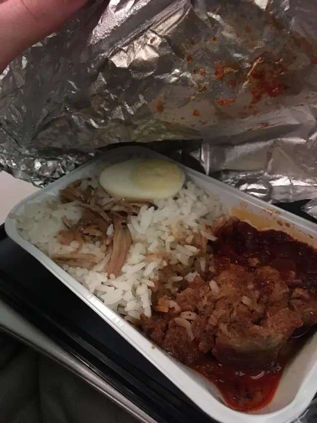 Nasi lemak yang diunggah Katie Morley, seorang jurnalis asal Inggris di akun Twitter pribadinya. (dok. Twitter @KatieMorley_/https://twitter.com/KatieMorley_/Adhita Diansyavira)