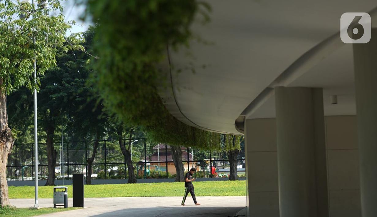 Warga beraktivitas di sekitar Taman Lapangan Banteng, Jakarta Pusat, Sabtu (13/6/2020). Mulai hari ini, Taman Lapangan Banteng kembali dibuka untuk umum namun jumlah pengunjung tetap dibatasi sebanyak 200 orang setiap pagi dan sore hari. (Liputan6.com/Immanuel Antonius)