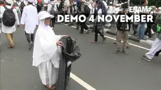 Sejumlah demonstran berinisiatif menyediakan tempat sampah saat demo 4 November. mereka juga mengimbau pendemo untuk tidak membuang sampah sembarangan.