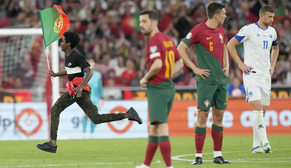 Dia pun berlari dan langsung menghampiri dan memeluk sang kapten Timnas Portugal itu. (AP Photo/Armando Franca)