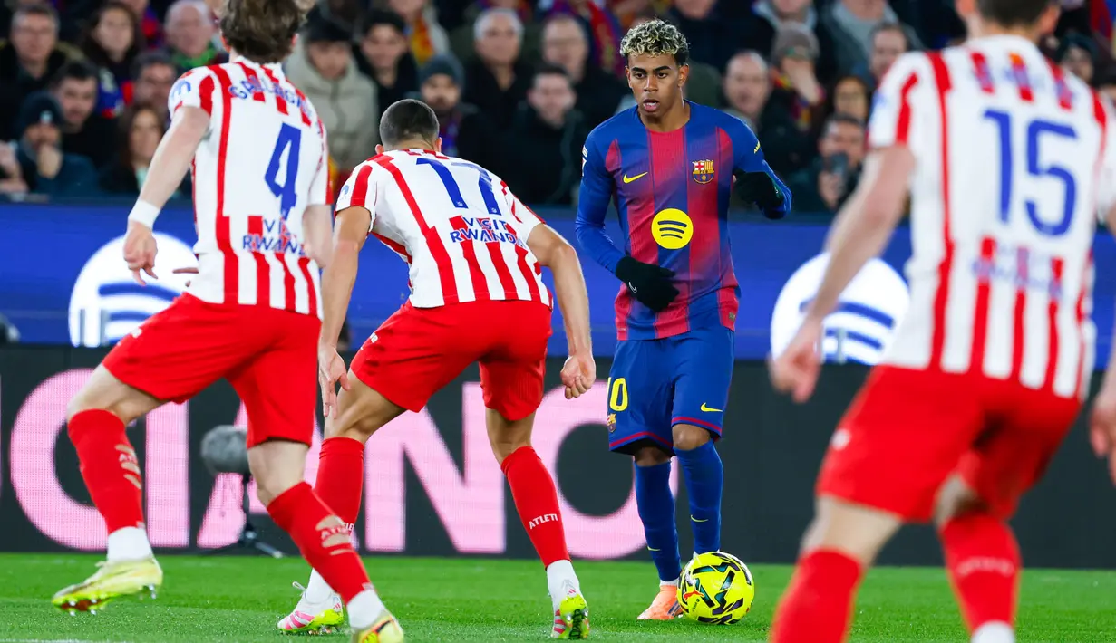 Pemain Barcelona, Lamine Yamal, berusaha melewati pemain Atletico Madrid dalam lanjutan pekan ke-15 La Liga 2025/2026 di Camp Nou, Rabu dini hari WIB, 3 November 2025. (AP Photo/Joan Monfort)