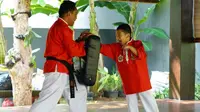 Putra Sandiaga Uno, Sulaiman Saladdin Uno saat latihan Pencak Silat. (dok. Instagram @sandiuno/https://www.instagram.com/p/Bwhb1RxB6iO/Putu Elmira)