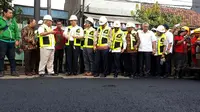 Kementerian Pekerjaan Umum dan Perumahan Rakyat (PUPR) menjadikan Jalan Sultan Agung di Bekasi, Jawa Barat sebagai lokasi kedua infrastruktur jalan yang memakai aspal bercampur limbah plastik. (Liputan6.com/Ilyas Istianur P)