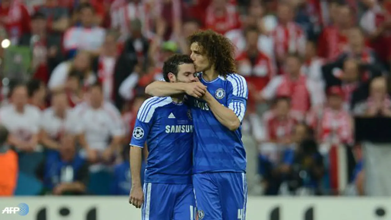 juan-mata-david-luiz-130720b.jpg