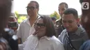 Komedian Tri Retno Prayudati atau Nunung (kiri) dan suaminya July Jan Sambiran (belakang) bersiap menjalani sidang penyalahgunaan narkotika di PN Jakarta Selatan, Rabu (6/11/2019). Sidang pembacaan tuntutan terhadap keduanya ditunda karena jaksa belum siap. (Liputan6.com/Immanuel Antonius)
