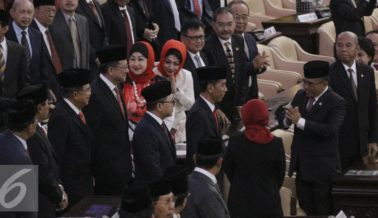 Presiden Joko Widodo saat memasuki ruang sidang tahunan MPR RI Tahun 2015 di Jakarta, Jumat (14/8/2015). Sidang dihadiri 470 anggota MPR RI. Hadir pula menteri Kabinet Kerja, pimpinan lembaga negara, dan perwakilan duta besar. (Liputan6.com/Faizal Fanani)