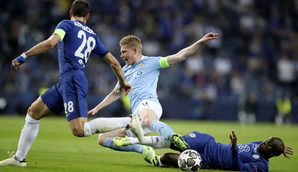 Penyerang Manchester City, Kevin De Bruyne, terjatuh saat berebut bola dengan pemain Chelsea pada laga final Liga Champions di Stadion Dragao, Minggu (30/5/2021).  Chelsea menang dengan skor 1-0. (Jose Coelho/Pool via AP)
