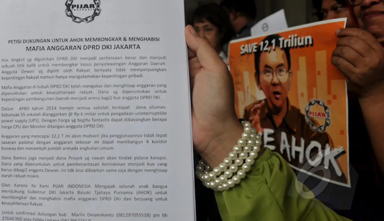 Massa dari Pijar Indonesia menunjukan petisi dukungan Gubernur DKI Basuki T. Purnama  untuk membongkar dan menyeret ke meja hijau mafia anggaran di DPRD DKI Jakarta di teras Balaikota Jakarta, Selasa (3/3/2015) (Liputan6.com/Johan Tallo)