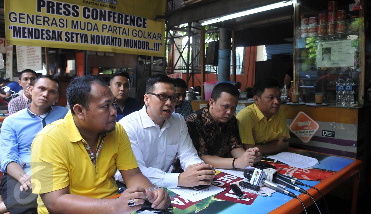 Generasi Poros Muda Golkar memberikan keterangan pers di Jakarta, Rabu (9/12). Mereka mendesak Ketua DPR Setya Novanto yang terlibat kasus pencatutan nama Presiden tersebut segera mengundurkan diri. (Liputan6.com/JohanTallo)