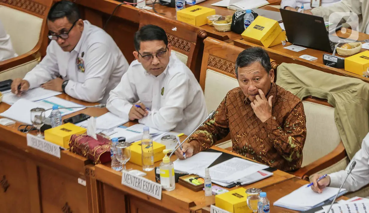 Menteri Energi dan Sumber Daya Mineral (ESDM), Arifin Tasrif (kiri) saat mengikuti rapat kerja dengan Komisi VII DPR di Kompleks Parlemen, Senayan, Jakarta, Kamis (31/8/2023). (Liputan6.com/Faizal Fanani)