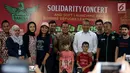Mendes PDT, Eko Putro Sandjojo (keempat kanan) melakukan foto bersama dengan sejumlah tokoh, artis dan Pengungsi dari berbagai Negara yang ada di Indonesia saat acara Penggalangan dana, Jakarta, Selasa (12/9). (Liputan6.com/Johan Tallo)