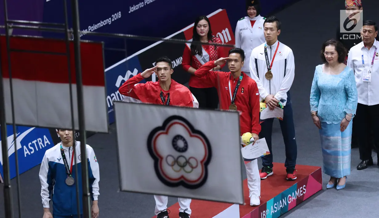 Pebulu tangkis Indonesia, Jonatan Christie dan Anthony Ginting memberi hormat saat menyanyikan lagu Indonesia Raya saat usai upacara penghargaan cabang olahraga badminton Asian Games 2018 di Jakarta, Selasa (28/8). (Liputan6.com/Helmi Fithriansyah)