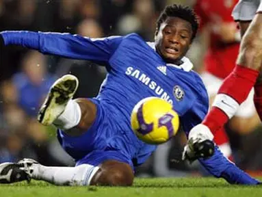 Chelsea's John Obi Mikel slides to intercept the ball from Arsenal's Dutch player Robin van Persie during the Premiership match at Stamford Bridge in London on November 30, 2008. AFP PHOTO/Adrian Dennis