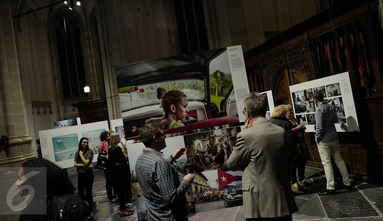 Sejumlah pengunjung melihat karya yang dipajang dalam pameran World Press Photo Festival 2017 di De Nieuwe Kerk, Amsterdam, Belanda, Jumat (21/4). Pameran tersebut menampilkan karya pemenang World Press Photo. (Liputan6.com/Immanuel Antonius)