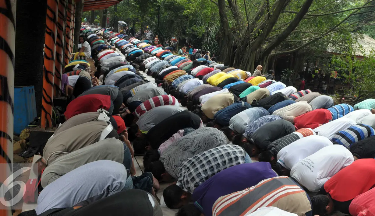 Pengunjung melaksanakan ibadah Salat Jumat di Ragunan, Jakarta, Jumat (6/5). Banyaknya pengunjung yang datang ke Ragunan membuat jamaah Salat Jumat melakukan ibadah di luar masjid. (Liputan6.com/Helmi Afandi)