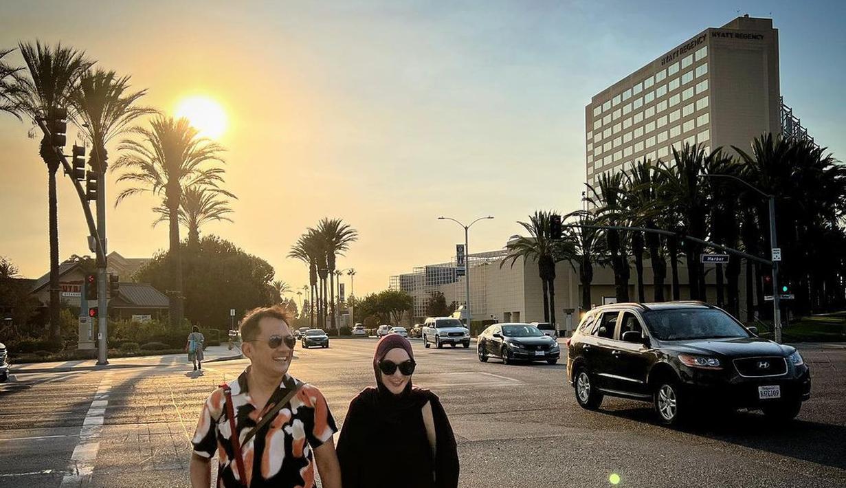 Sebelumnya, Zaskia Adya Mecca mengunggah foto menggandeng tangan Hanung Bramantyo di kawasan Garden Grove, California, AS. Ia susah diajak ke AS karena khawatir negara tersebut kurang ramah terhadap komunitas Muslim. “Akhirnya ku iyain, dan setelah itu sampai saat ini baru sadar betapa nyeselnya kalo kutolak,” tulisnya bersama foto itu. “Sekalian honeymoon yang tertunda 12 tahun ya,” Zaskia Adya Mecca menambahkan. (Foto: Dok. Instagram @zaskiadyamecca)