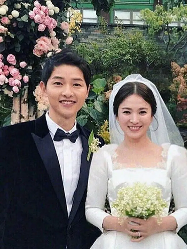 Setelah dinanti sejak lama, akhirnya Song Joong Ki telah resmi menikahi Song Hye Kyo. Pesta pernikahan yang berlangsung di Shilla Hotel pada 31Oktober 2017 lalu benar-benar digelar secara tertutup. (Instagram/Songjoongkionly)