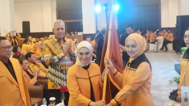 Ketua Umum Partai Hanura Oesman Sapta Odang (Oso) mengukuhkan kepengurusan Dewan Pimpinan Pusat (DPP) Srikandi Hanura dan Laskar Muda Hanura (Lasmura) di Hotel Royal Kuningan, Jakarta, Kamis (21/9/2023).
