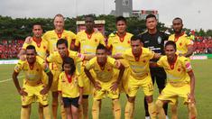 Skuat Sriwijaya FC berfoto bersama jelang pertandingan melawan tuan rumah PSM Makassar. (Liga Indonesia)