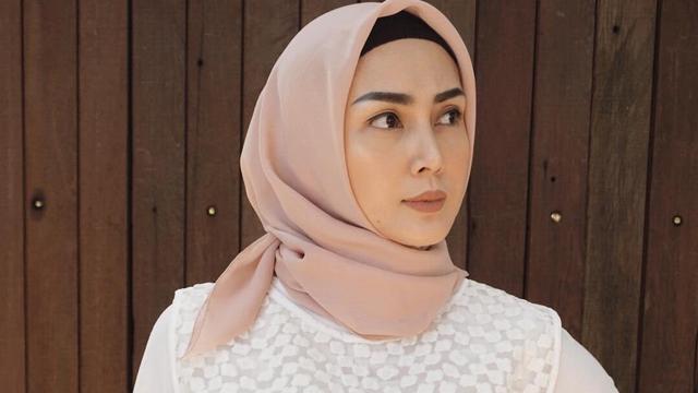 Arie Untung Kaget Lihat Fenita Arie Berhijab Showbiz Liputan6com
