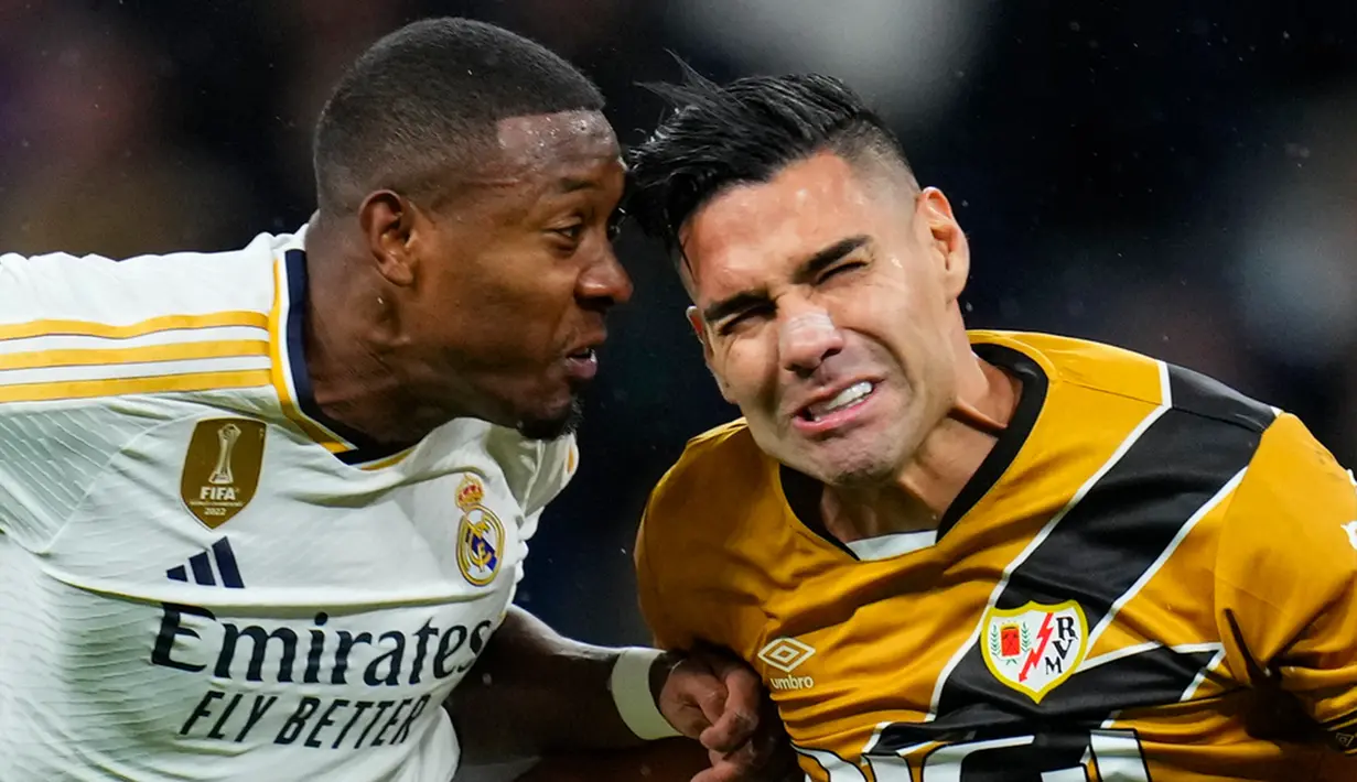 Pemain Real Madrid David Alaba (kiri) duel memperebutkan bola dengan pemain Rayo Vallecano Radamel Falcao pada pertandingan sepak bola La Liga Spanyol antara di Stadion Santiago Bernabeu, Madrid, Spanyol, Minggu (5/11/2023). (AP Photo/Manu Fernandez)