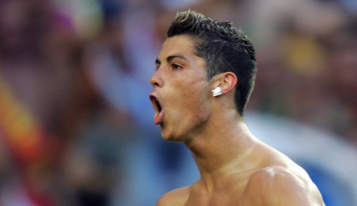 Cristiano Ronaldo melakukan selebrasi saat Piala Eropa 2004 antara Portugal melawan Belanda. (AFP/Javier Soriano)