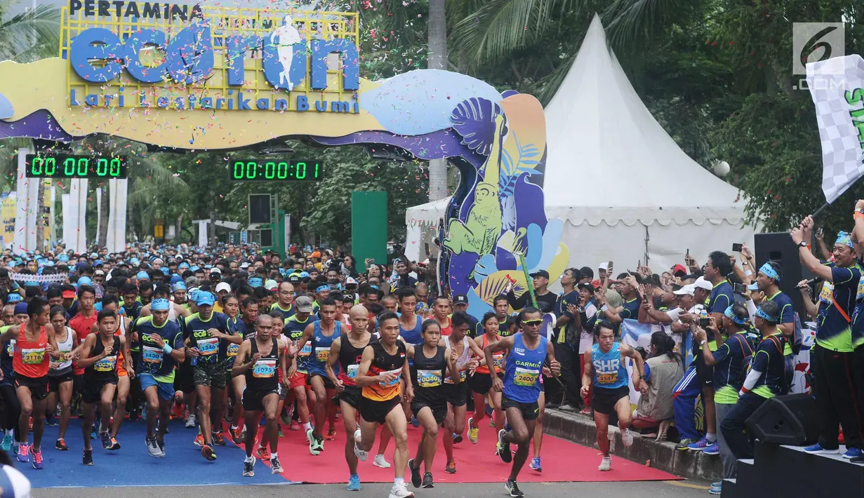 Pelari jarak 10 km melakukan start lomba Pertamina Eco Run 2017 di Pantai Karnaval Ancol, Jakarta, Sabtu (16/12). Ribuan pelari ambil bagian pada lomba yang bertema Lari Lestarikan Bumi. (Liputan6.com/Helmi Fithriansyah)