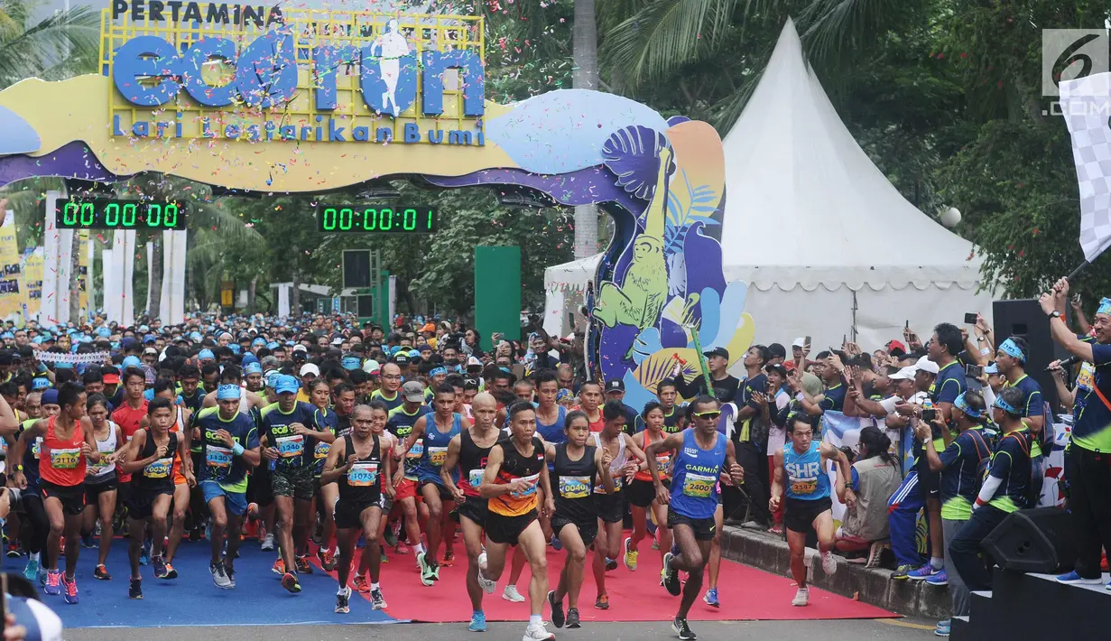 Pelari jarak 10 km melakukan start lomba Pertamina Eco Run 2017 di Pantai Karnaval Ancol, Jakarta, Sabtu (16/12). Ribuan pelari ambil bagian pada lomba yang bertema Lari Lestarikan Bumi. (Liputan6.com/Helmi Fithriansyah)
