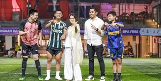 So sweet! Aziza Salsha membagikan potret dirinya kala bermain sepak bola bersama sang suami. Pratama Arhan. [@acadumpie/@arhanzize__]