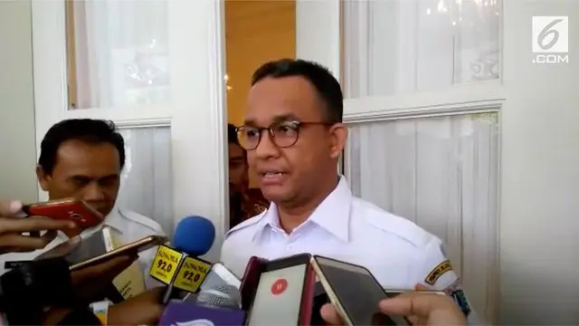 Gubernur DKI Anies Baswedan melakukan dialog dengan warga Jatipadang. Ia berencana menggeser rumah yang menutupi aliran sungai.