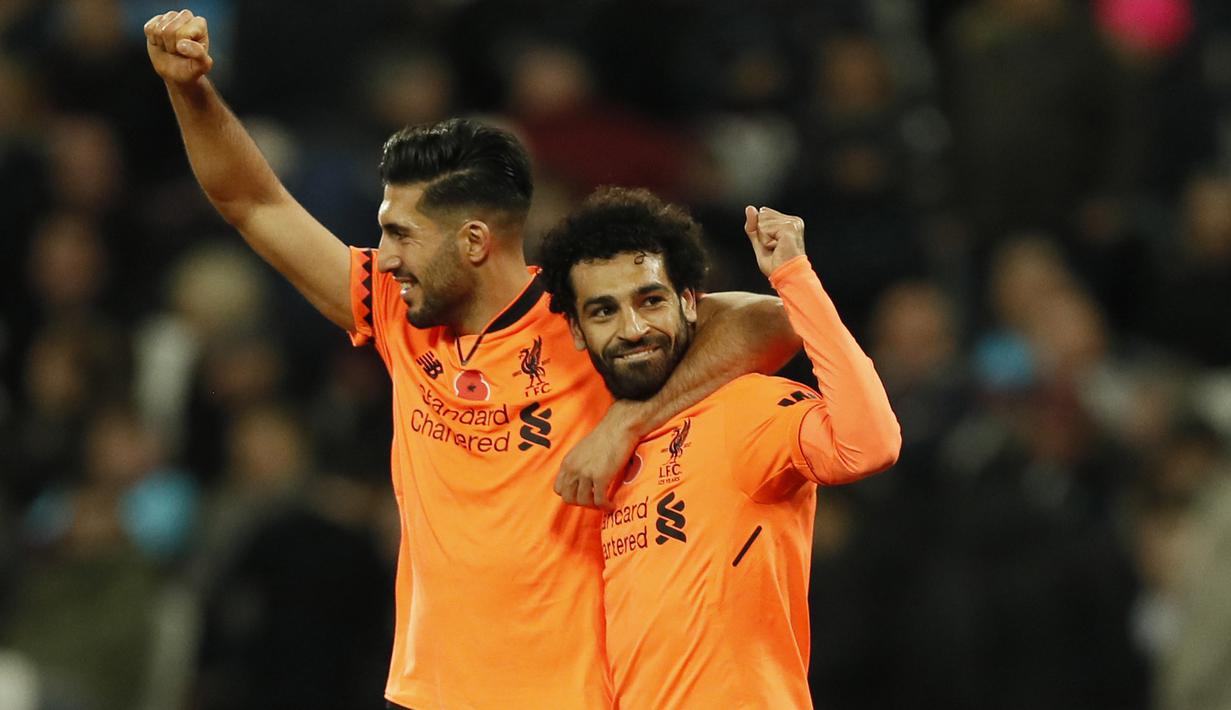 Mohamed Salah (kanan) merayakan golnya bersama Emre Can saat melawan West Ham pada lanjutan Premier League di London Stadium, London, (4/11/2017). Liverpool menang 4-1. (AP/Kirsty Wigglesworth)