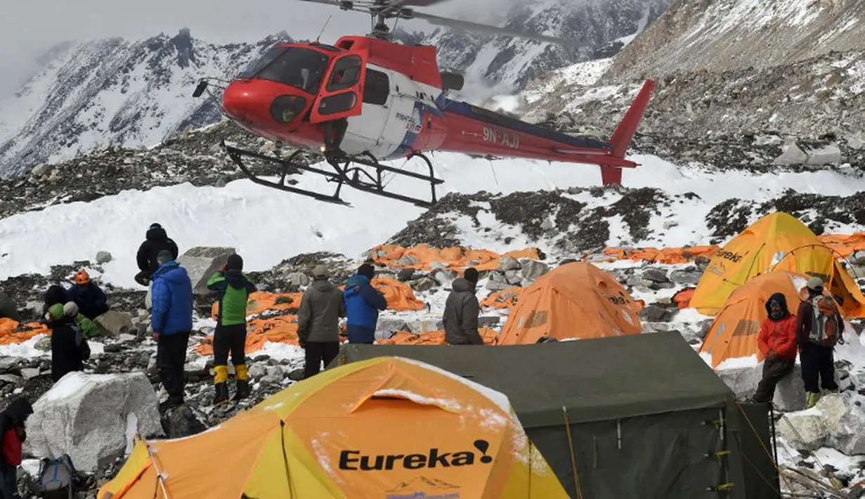 Sebuah helikopter dikerahkan untuk membawa para pendaki gunung yang menjadi korban akibat gempa berkekuatan 7.8 skala Richter yang melanda Nepal, Sabtu (25/4/2015). (AFP Photo/Roberto Schmidt)