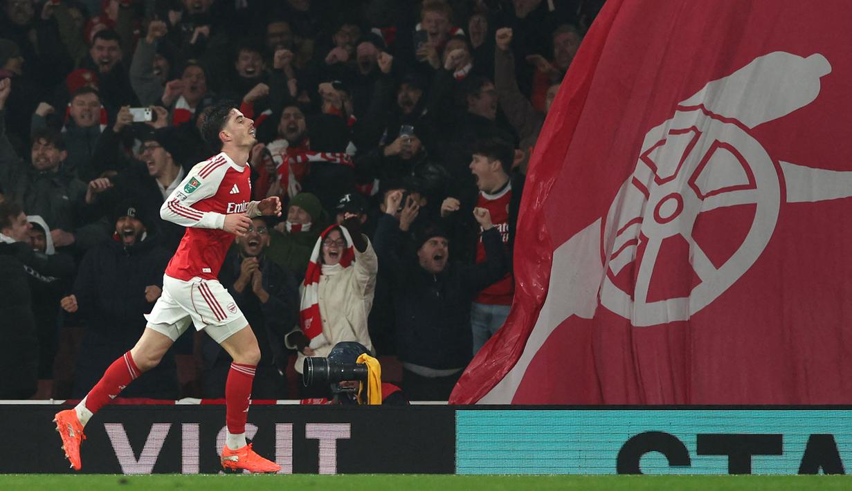 Memanfaatkan umpan silang Declan Rice saat situasi serangan balik, Havertz dengan tenang berhasil mengelabuhi kiper Robert Sanchez dan membobol gawang Chelsea. (AFP/Adrian Dennis)