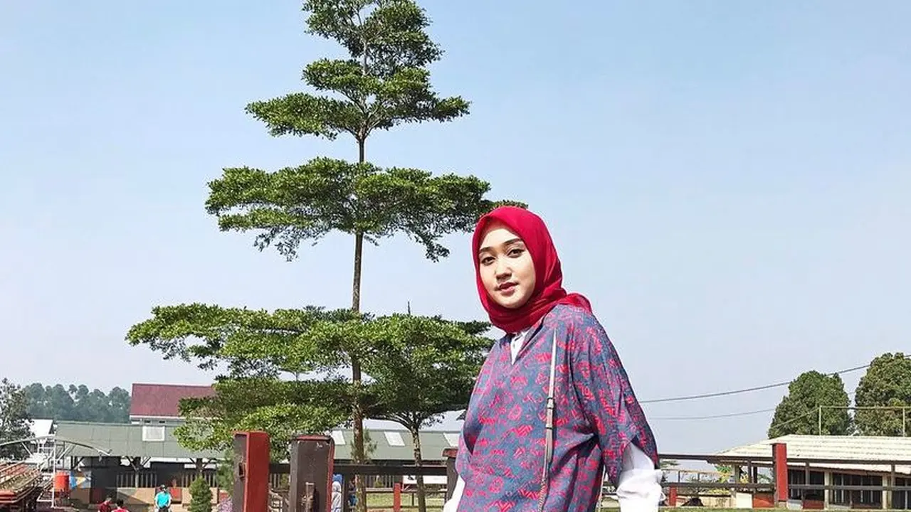 8 Inspirasi Padu Padan Tunik dengan Celana Jeans dari Zaskia Sungkar hingga Citra Kirana