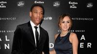 Penyerang Manchester United, Anthony Martial (kiri), bersama istrinya, Samantha, pada acara "United for UNICEF" di Manchester, Minggu (29/11/2015). (AFP/Oli Scarff)