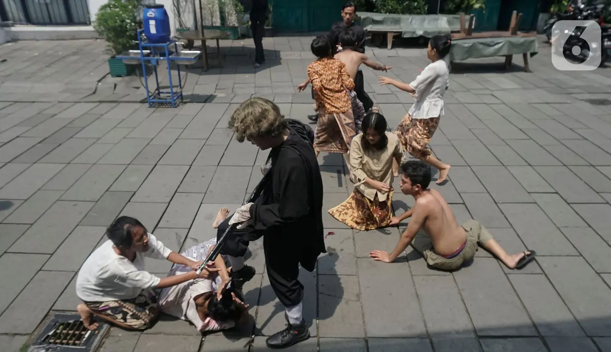 Sejumlah seniman teater dari Museum Sejarah Jakarta melakukan lakokan bertemakan Perjuangan Pangeran Diponegoro di Halaman Museum Fatahillah, Kota Tua, Jakarta Pusat, Minggu (24/10/2021). (Liputan6.com/Herman Zakharia)