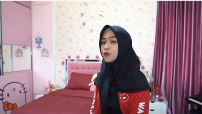 Kamar Ria Ricis bertema Hello Kitty. (Sumber: YouTube/Ricis Official)