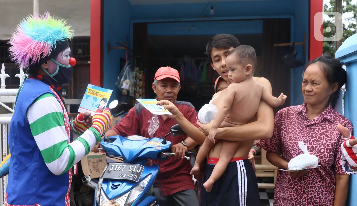 Komunitas Badut Tangerang  Raya (Batara) membagikan paket masker dan sabun cuci tangan gratis kepada warga di Larangan Selatan, Tangerang, Kamis (16/4/2020). PMI Kota Tangerang bersama Batara membagikan masker dan sabun cuci tangan untuk mencegah penyebaran COVID-19. (Liputan6.com/Angga Yuniar)
