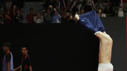 Pebulutangkis Denmark, Anders Antonsen, melakukan selebrasi buka baju usai mengalahkan wakil Jepang, Kento Momota, pada laga Indonesia Masters 2019 di Istora, Jakarta, Minggu (27/1). Antonsen menang 21-16, 14-21, 21-16. (Bola.com/M Iqbal Ichsan)